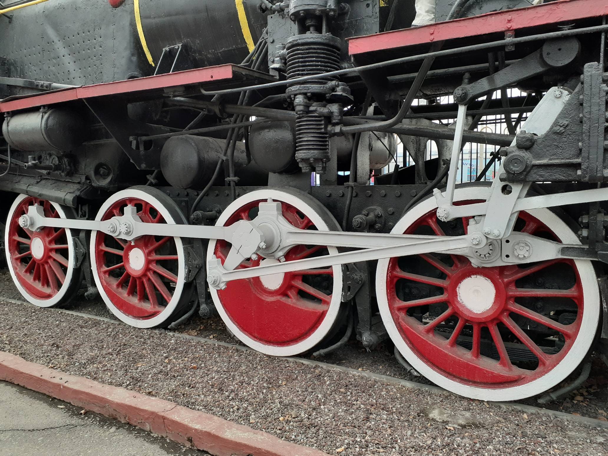 How Do Train Wheels Turn? wheel set