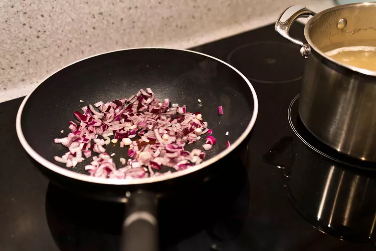 Choosing Between Nonstick and Stainless Steel Cookware universal steamer